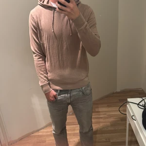 Stickad hoodie  - Tja! Säljer denna riktigt snygga stickade hoodien från märket buggati i storlek S. Tröjan är bara testad så är i ett fantastiskt skick 