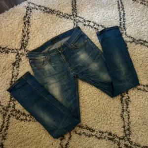 Nudie jeans  - Tja!säljer dessa feta nudie jeans i modellen Lean Dean i skicket 8/10 litet hål vid skrevet men inget man märker av! Pris 499kr kan gå nee vid snabb affär! Hör av er om ni skulle han några funderingar! Mvh Dennis