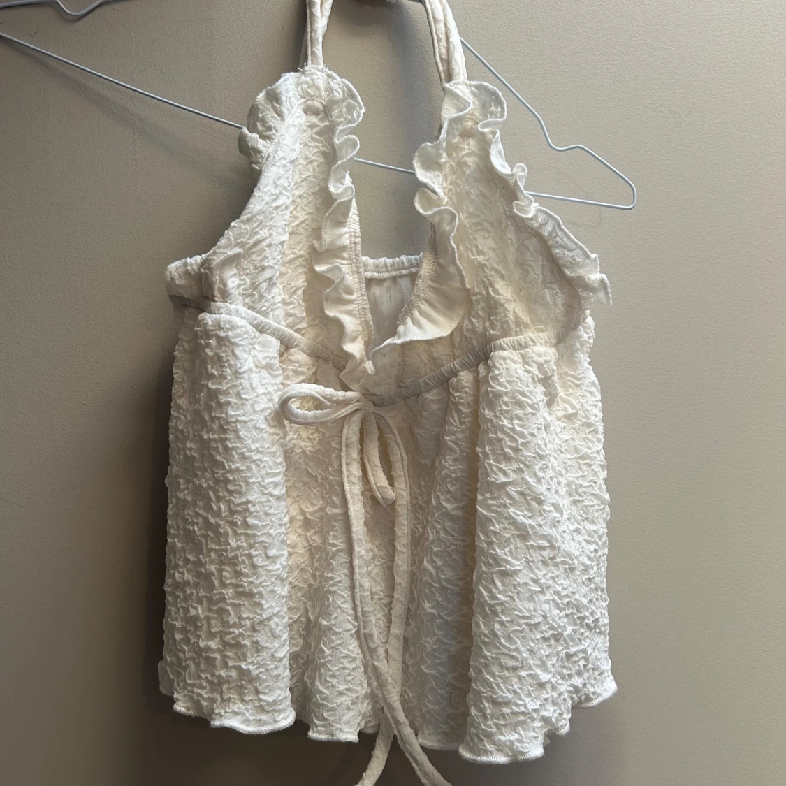 Vit volangtop med knyt och struktur