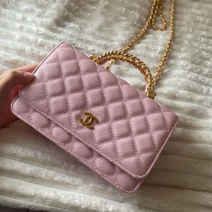 Rosa quiltad väska - En  ljusrosa quiltad axelväska med guldfärgad kedja och stilren design. Söt, chic och perfekt som en elegant detalj till både vardag och fest ✨💗 cirka 22cm lång. Priset talar för sig själv, därav inga uppenbara frågor, tack! ✨ 