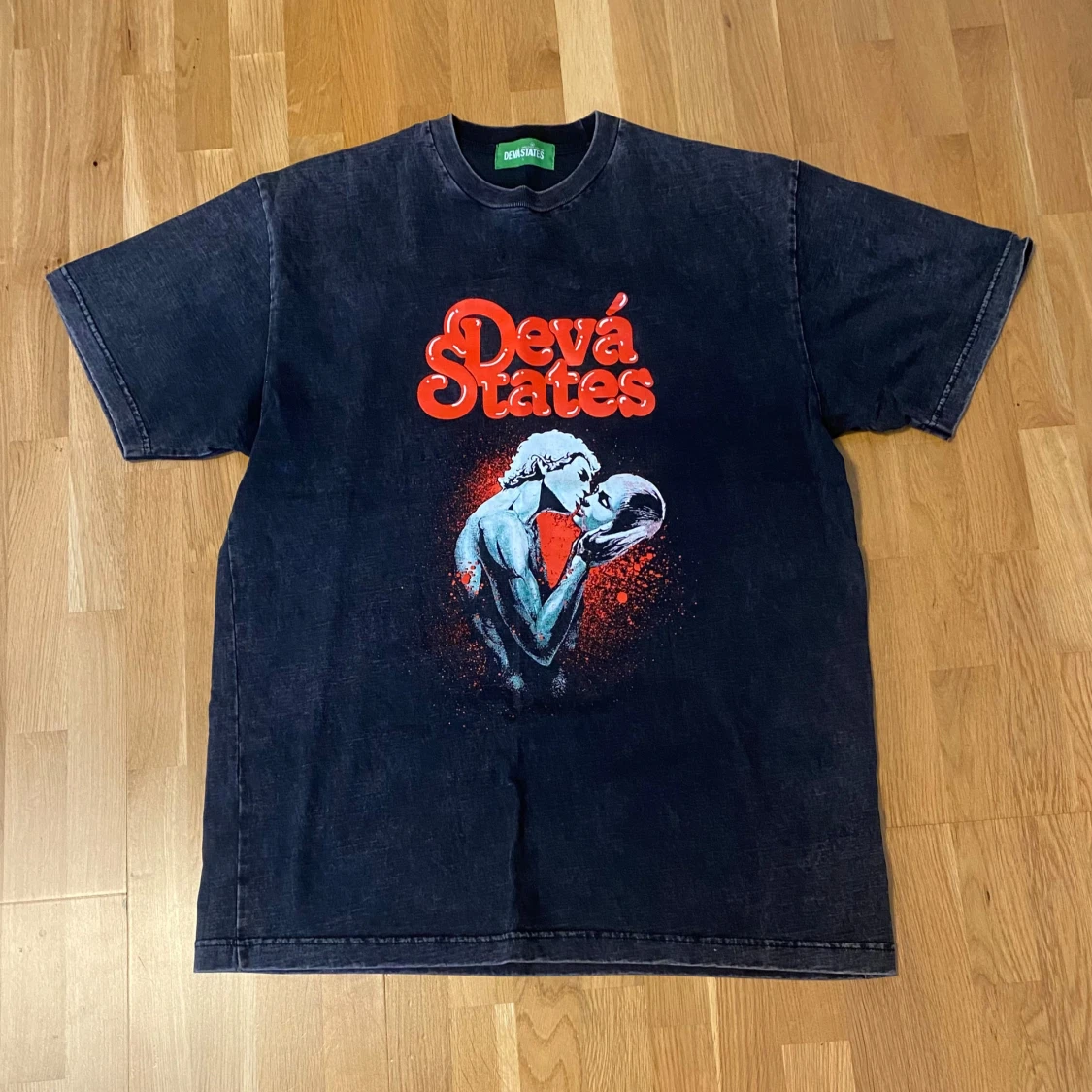 Svart Devá States t-shirt med tryck