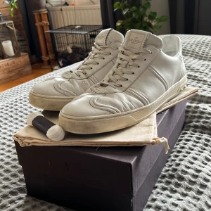 Valentino flycrew - Snygga vita sneakers från Valentino Garavani i skinn OBS har tappat en nitt som man kan se på den högra skon. Annars bra skick storlek 45 box ingår dust bags och även nya extra snören.🙌är öppen för att diskutera pris🙌 kan skicka extra bilder ifall det behövs kan sänka pris vid snabb affär