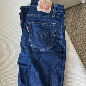 Levis mörkblå jeans - Säljer ett par Levis jeans i mörkblå denim. Modell bootcut high waist men är som midwaist🩷