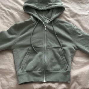 Ljusgrön hoodie  - Snygg ljusgrön hoodie från H&M i storlek XS. Aldrig använd därav säljer jag den. Skriv om du har frågor💕💕