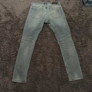 Polo Ralph Lauren Sullivan Slim jeans - Slimmade ljusblå jeans från Polo Ralph Lauren, modell Sullivan Slim. Klassisk femficksdesign, diskret slitning på ena benet och snygg tvättad look. Perfekta för dig som gillar en smal passform och stilren look. Kan även skicka mått om så önskas. För mer bilder kom privat.