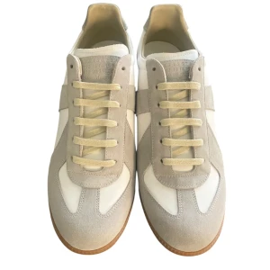 Maison Margiela Gats - Tja! Säljer ett par Maison Margiela Gats i färgen vit och ljusgrå och storleken på skorna är 44 men passar 43. Cond: 9/10🤩. Kontakta vid frågor! 👍