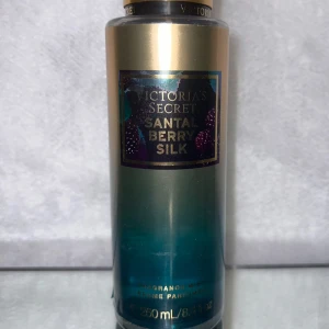 Victoria's Secret Santal Berry Silk Mist - Fräsch och lyxig body mist från Victoria's Secret i doften Santal Berry Silk. Doften har inslag av sandelträ, björnbär, espresso och mandel. Rymmer 250 ml.