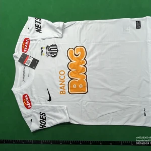 Santos Neymar JR Retro 11 - Finns i storlek S, M , L .Snygg vit fotbollströja från Santos FC med Neymar JR och nummer 11 på ryggen. Tröjan har korta ärmar, rund hals och flera tryck, bland annat BMG, SEARA och Netshoes. Materialet är lätt och andas, perfekt för träning eller match. Klubbmärket och Nike-loggan på bröstet.