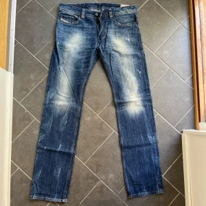 Diesel jeans - Diesel jeans i brutal tvätt, modellen heter Safado, storlek W31 L32. Rak passform, skriv vid funderingar🙌