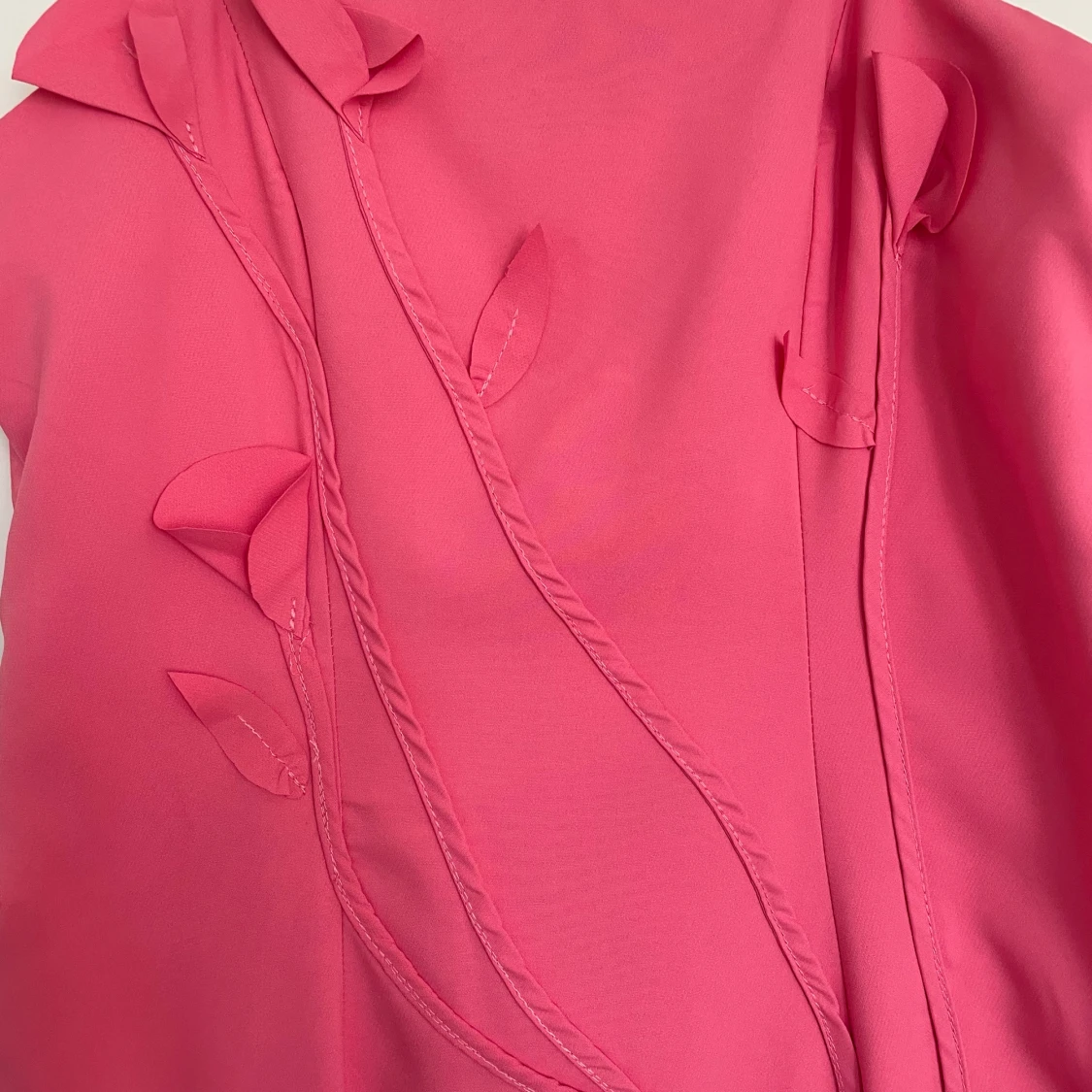 Rosa kortklänning med blommiga detaljer - 1