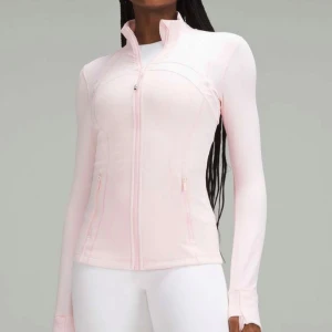 SÖKER!!Lululemon strawberry milkshake define jacket - SÖKER!!! Jag köper den här Define-jackan i färgen Starwberry Milkshake i storlek 2, det spelar ingen roll om det är en Luon eller Nulu! Erbjudande!