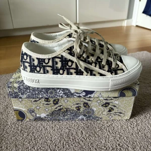 Christian Dior sneakers - .Säljer mina favorit skor från dior. Storlek 38, passar mig som oftast har 38. Tvättade så i helt nytt skick🤩🙌🏼💞
