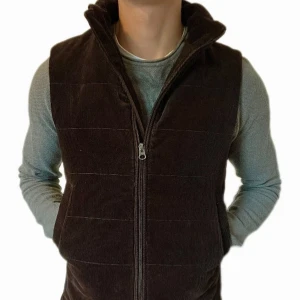 Mörkbrun väst från john henric - Säljer denna riktigt feta väst från john henric | Nypris ligger på 1500 och den är näst intill oanvänd | helt perfekt skick | Storlek S men passar M | Perfekt nu till hösten!!