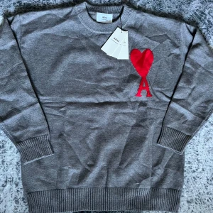 Ami Paris sweatshirt - Ami paris sweatshirt. Riktig fräsch tröja nu inför hösten. Varmt och skönt material. Storlek S.