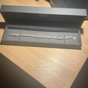 Silver 925 Kejsar cordell armband från Kejsar  - Säljer mitt Kejsar cordell armband 6mm i 925 Silver med lyx box och extra box runt lådan. Aldrig använt. Men priset kan diskuteras vid enkel affär. Skriv för mer info. Även slut i lager hos Kejsar just nu.
