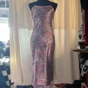 Mönstrad klänning - En väldigt vacker klänning jag köpte ett år sen ungefär. Tyvärr inte blivit använd så mycket för att den inte sitter så bra på min kropp. Tunt lent polyester tyg perfekt för sommaren enligt mig. Hade dock rekommenderat att ha mindre bröst än jag för då sitter den nog snyggare och mer bekvämt (jag har C/D) 