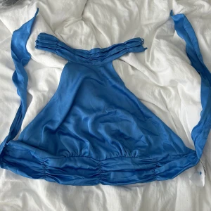 Blå halterneck topp - Snygg blå halterneck topp med knytband i nacken och ryggen. Toppen är perfekt för varma sommardagar eller till fest. Materialet är satin och är verkligen så fin💓