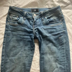 Blå jeans från LTB - Snygga blå jeans från LTB med en klassisk femficksdesign. De har en låg midja och en straight passform som ger en avslappnad look. Perfekta för en casual stil. 