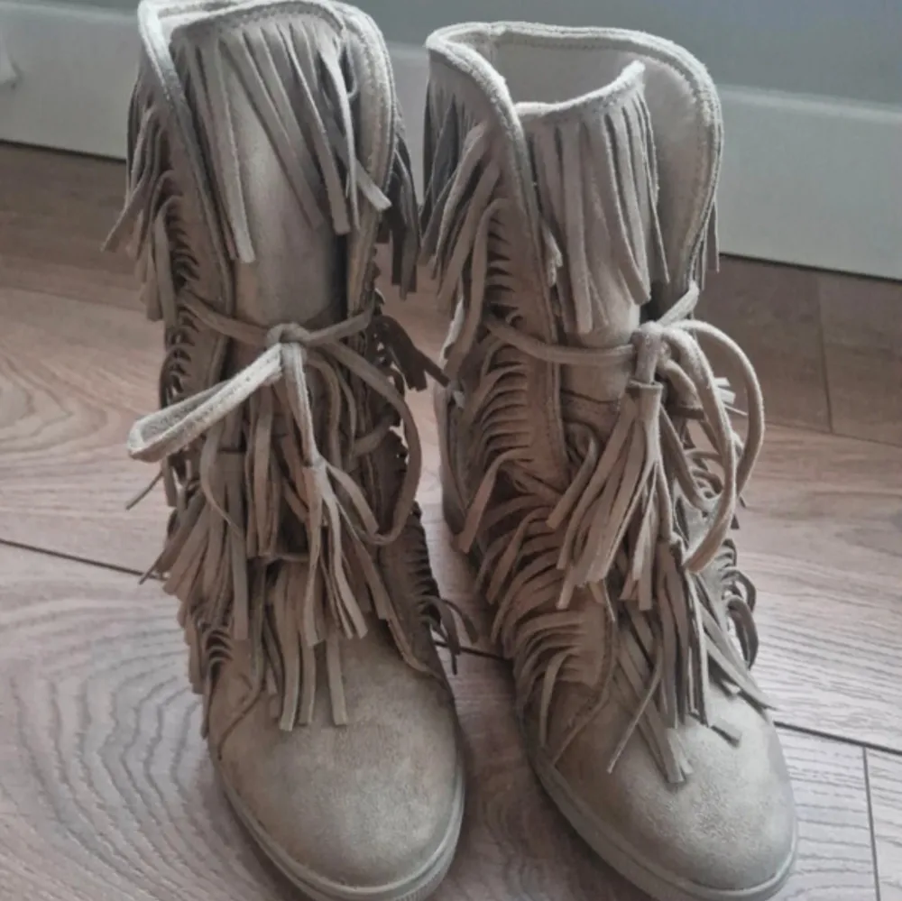 Snygga beige boots i mocka med fransar och snörning. Perfekta för en utekväll, tryck på KÖP NU så postar jag så snabbt som möjligt!! 💗💗. Kengät.