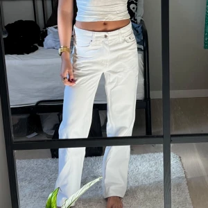 Vita jeans - Snygga vita jeansbyxor med normal passform och låg midja (H&Ms slutsålda 90s baggy low). Perfekta för en stilren look. De har klassisk femficksdesign och knappar framtill.