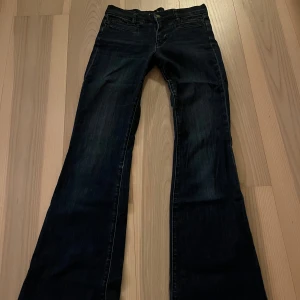 Lågmidjade bootcut jeans! - Lågmidjade, mörkblå bootcut jeans. Passar en x/s, bra skick förutom att de är lite slita längst ner där bak (andra bilden). 