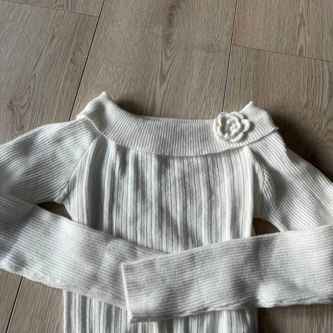 Vit ribbad of shoulder tröja från SHEIN