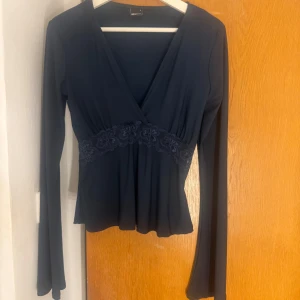Mörkblå topp med spetsdetaljer - säljer denna långärmade topp från gina. Säljer den då den inte kommer till användning så som ny! Skriv vid frågor💕