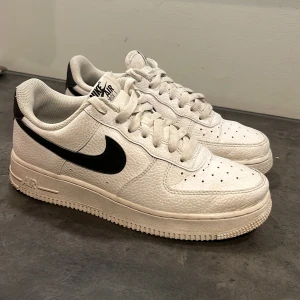 Nike Air force 1  - Air force 1 med svarta detaljer i fint skick. Sparsamt använda och storlek 39. 