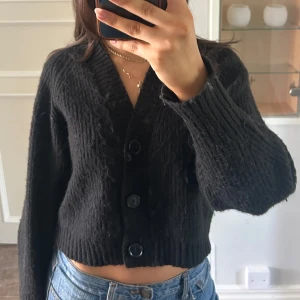 Svart stickad kofta - Jättefin svart croppad stickad kofta, nypris 300kr