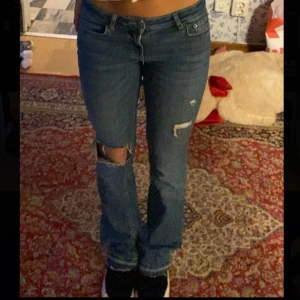 ZARA jeans med hål - Säljer mina snygga Zara jeans som tyvärr blivit för små för mig🌸🌸🌸strl 34, jag är 166cm!