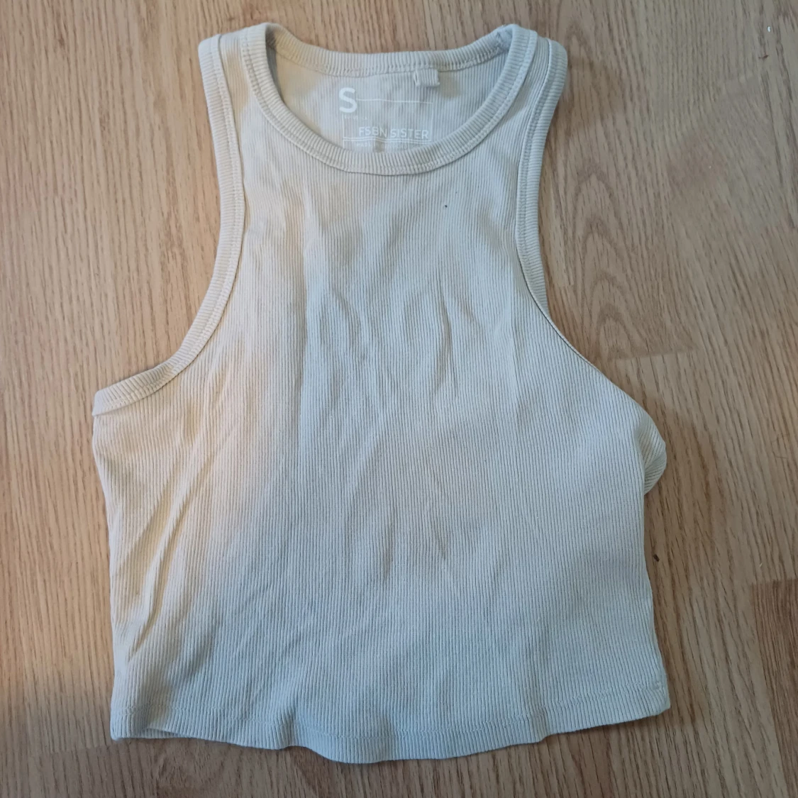 Beige ribbad linnetopp från FSBN SISTER