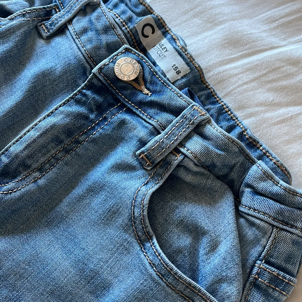 Säljer ett par ljusblå bootcut jeans från Cubus barnavdelning. Storlek 158 men passar som 32. Pris kan diskuteras . Farkut & Housut.