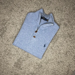 Halfzip Ralph Lauren - Ralph Lauren halfzip i storlek S, säljer då den var för liten för mig och ej kan lämna tillbaka. I gott skick. Måtten för tröjan är 65cm längd/53cm armhåla till armhåla/50cm Axel till Axel