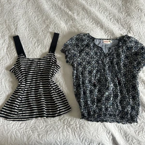 Randig topp och blommig blus - Två toppar till salu: en randig topp med breda axelband och en blommig blus med korta ärmar och elastisk nederkant. Perfekta för olika tillfällen! Köp båda för 30 kr! 