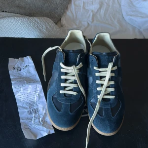 Blå maison margiela (med kvitto) - Blåa maison margiela (gats) storlek 43. Har inte kvar boxen därför jag säljer dem billigare, har däremot kvitto från köpet. Kvalitet 8/10. Vid fler frågor är det bara att skriva 