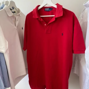Ralph Lauren tröja - Polo Ralph Lauren pikétröja Storlek: L | Färg: röd Klassisk modell, i fint skick – inga fläckar eller slitage. Kvalitativ och tidlös, passar både till vardags och finare tillfällen.✨👕  Snabb leverans 🚚 och extra bilder får du gärna fråga om! 