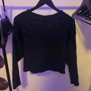Glittrig tröja - Superfin glittrig tröja med öppen rygg från Gina Young💕