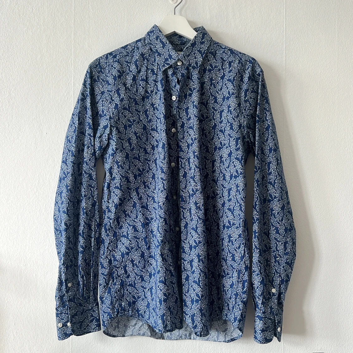 Blå blommig skjorta från John Henric