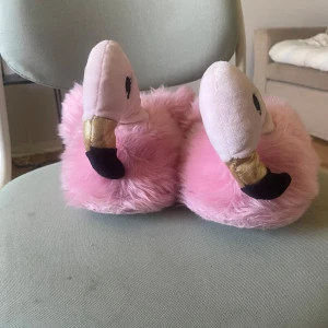 Rosa tofflor  - Super söta rosa tofflor som liknar flamingos🦩Dock har ena tofflan tappat ena vingen och har ett litet hål men inget som syns jätte tydligt❣️