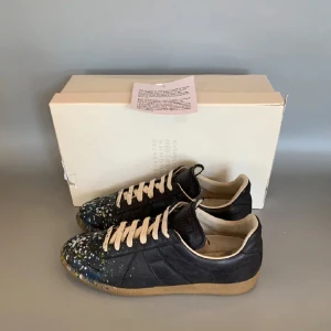 Maison margiels gats  - Tja, säljer nu dessa sjukt snygga maison margiels skorna, skorna är självklart äkta, box och kort tillkommer, tveka inte att höra av er vid minsta lilla fråga 