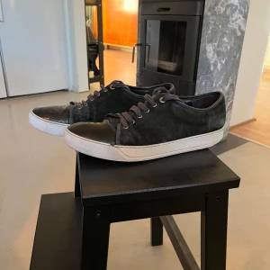 Lanvins - Svarta lanvins. Äkta men finns ej box eller kvitto. Flitigt använda. Skriv om ni har några frågor!