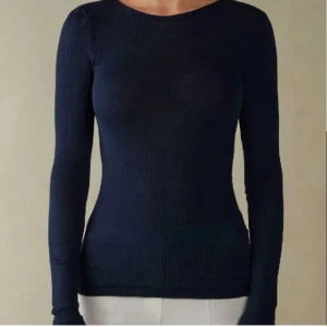 Mörkblå ribbad tröja från Intimissimi - Säljer en stilren mörkblå ribbad tröja från Intimissimi. (Endast använd ett par gånger) Tröjan har en tight passform och långa ärmar, perfekt för en elegant look. Den är tillverkad i ett mjukt och bekvämt material. 🌸
