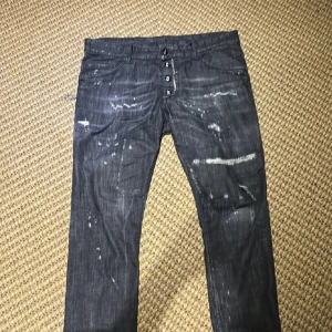 Dsquared2 jeans - De står att dom är storlek 52 men dom har blivit upp syda så dom är lite kortare i benen o midja måttet sitter ungefär som 32