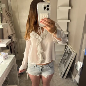 Vit blus med volangdetaljer - Snygg blus från zara! Bra skick och pris kan diskuteras 💕