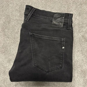 Replay Anbass Hyperflex - Replay anbass, slimfit. Väldigt fint skick. Size 34/32. Släpper de för 399. skickar inom 48 timmar📦