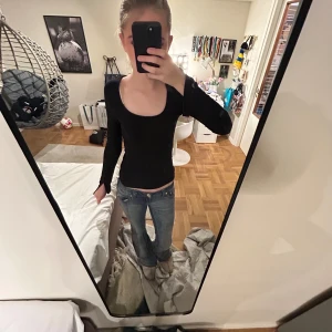Svart långärmad topp💕 - En svart långärmad tight tröja med fin urigning💕 storlek Xs men passar mig som har S/Xs så kan nog passa lite bland annat. Väldigt bekväm och passar lika bra till vardags som till fets💗
