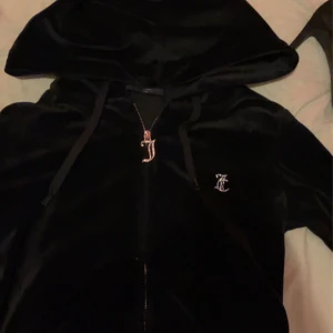  Juicy Couture kofta och byxa - Jag säljer de här settet i storlek Xs som är köpt för 2400 den är ej använd så mycket men koftan är mer använd den är bra skick det enda problemet är knapparna på koftan har gått av annars så finns det inga problem med det  storleken på båda är XS priset kan diskuteras!!!!