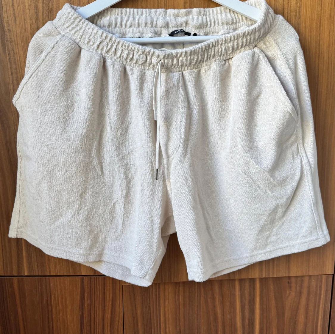 Beige frottéshorts från Aveny