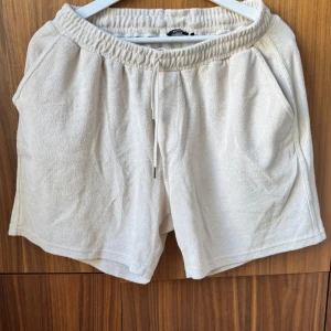 Beige frottéshorts från Aveny - Beiga shorts i frotté från Aveny