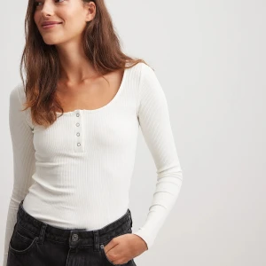 Långärmad tröja - Jättesöt långärmad tröja med knappar upptill. ☁️